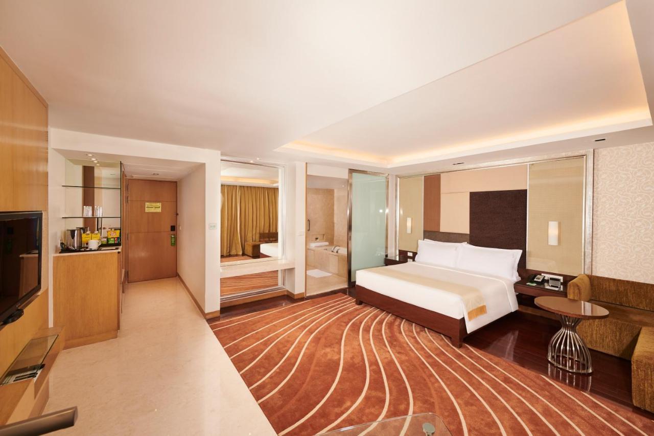 Holiday Inn Mumbai International Airport By Ihg 외부 사진 Suite at the Taj Mahal Palace, Mumbai