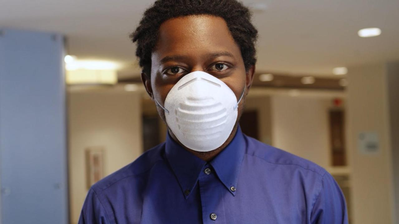 Holiday Inn Mumbai International Airport By Ihg 외부 사진 A man wearing a N95 respirator