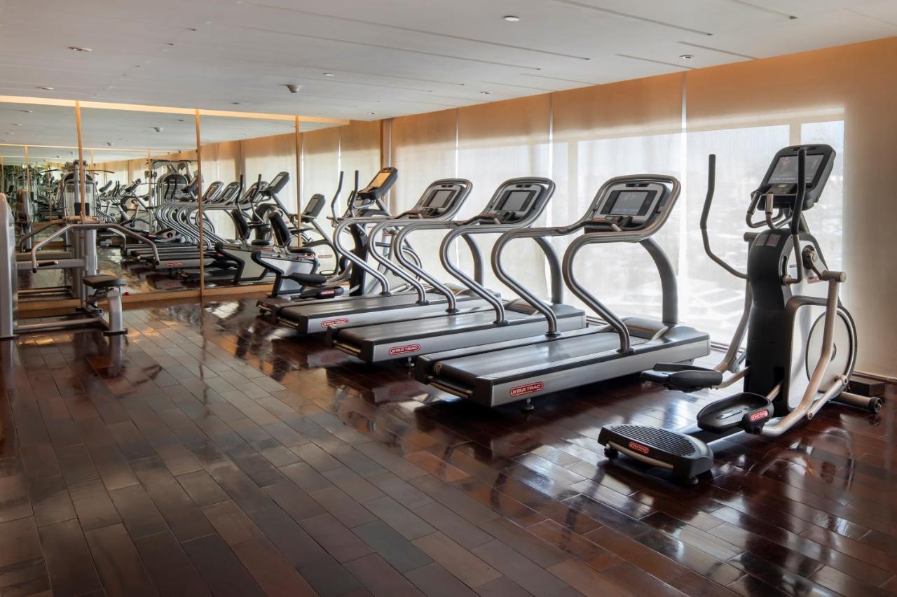 Holiday Inn Mumbai International Airport By Ihg 외부 사진 A row of treadmills