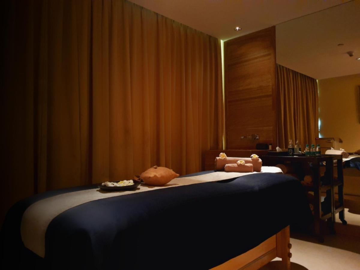 Holiday Inn Mumbai International Airport By Ihg 외부 사진 A massage bed