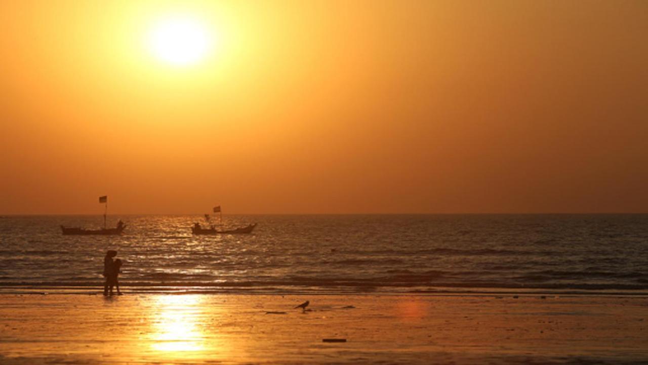 Holiday Inn Mumbai International Airport By Ihg 외부 사진 Sunset at the beach