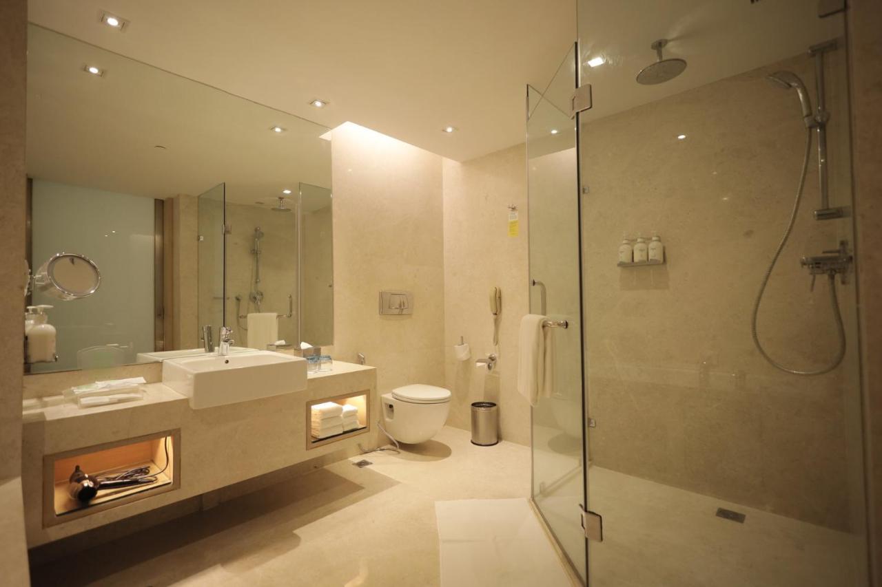 Holiday Inn Mumbai International Airport By Ihg 외부 사진 A modern bathroom