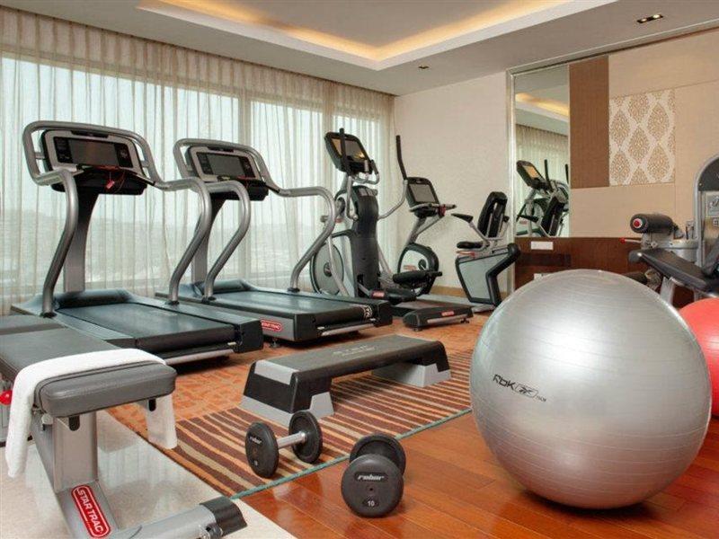 Holiday Inn Mumbai International Airport By Ihg 외부 사진 A gym at a hotel